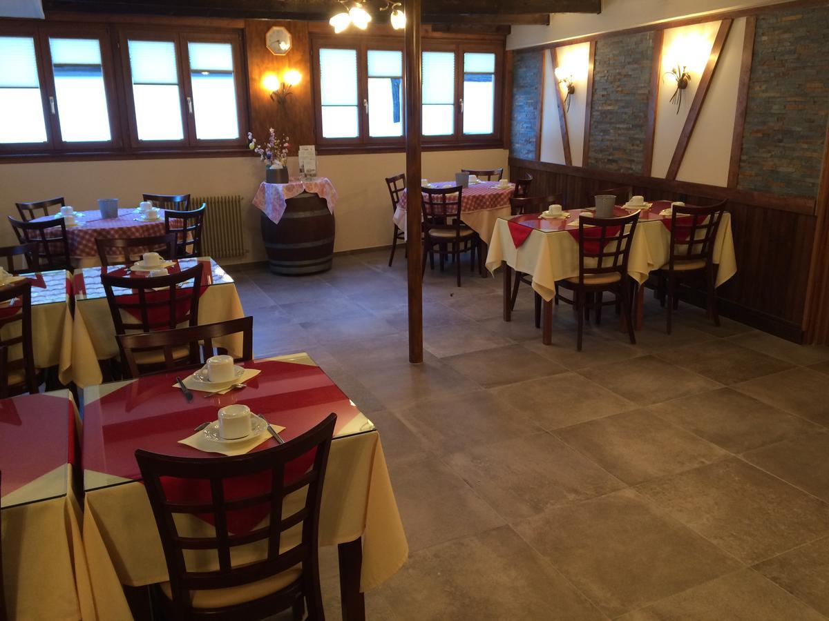 Auberge Des Trois Chateaux Eguisheim Exterior photo